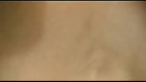 Латиноамериканский брюнет трахает шлюху-блондинку на деревянном столике возле зарослей