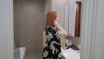 Женщина с голой титькой приняла решение показать на камеру волосы на лобке